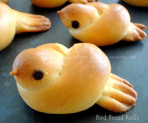 Puppy Shaped Rolls, Bird Rolls Bread, Animal Shaped Bread Rolls, Chicken Shaped Bread, Little Birdie Rolls, Bird Shaped Food, Bunny Shaped Rolls Easter Dinner, Bird Bread Rolls, Creative Bread Ideas