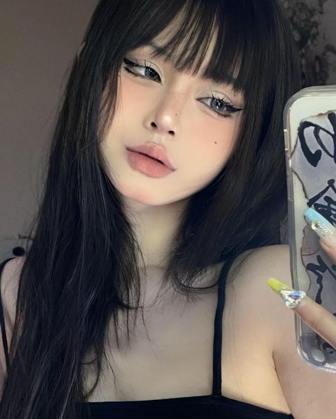 Aesthetic Black Hair, Black Hair Ideas, Chinese Makeup, Anime Makeup, Ulzzang Makeup, Hairstyles For Layered Hair, Aesthetic Black, Hair Stylist Life, No Eyeliner Makeup