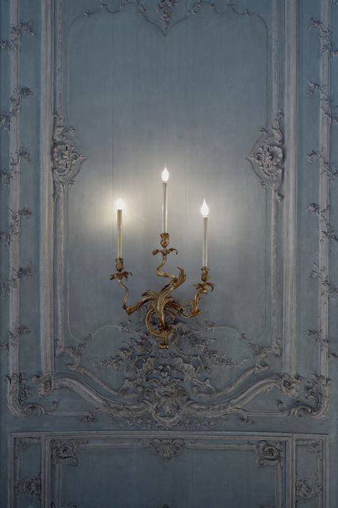 lovely dusky blue wall with candelabra sconce French Bedroom Decor Paris, French Bedroom Design, Antique French Bedroom, Country French Bedroom, French Bedroom Decor, Interior Design Minimalist, Wallpaper Macbook, Istoria Artei, French Bedroom