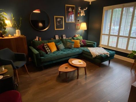 Ikea Green Living Room, Orange Green Living Room Ideas, Velvet Sofa Living Room Interior Design, Green Living Room Orange Sofa, Blue Orange And Green Living Room, Velvet Green Sofa Living Room, Green Sitting Room Ideas, Green Velvet Couch Living Rooms, Green Velvet Sofa Color Combinations