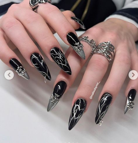 Black Silver Almond Nails, Black Base Nail Design, Cyberpunk Nails Black, Gothic Gel Nails, Black Gel X Nails, Emo Nails Ideas, Dark Goth Nails, Ateez Nail Art, Alt Nails Acrylics