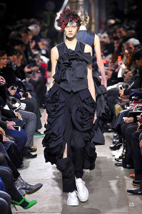 Strong Images, Rei Kawakubo Comme Des Garcons, Kei Ninomiya, Comme Des Garcons Black, Fashion Courses, Rei Kawakubo, Mens Fashion Inspiration, The Infinity, Textiles Fashion