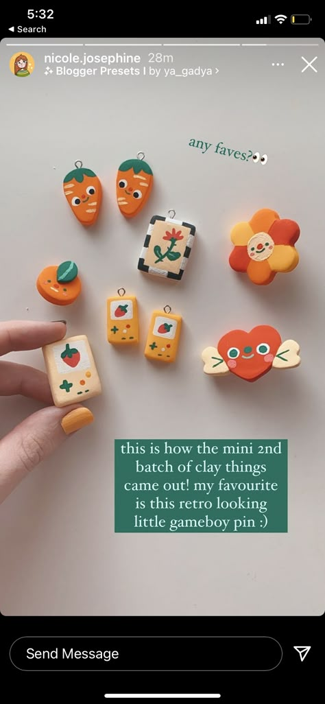 Air Dry Clay Pins Diy, Clay Pins Aesthetic, Air Dry Clay Keychain Ideas, Clay Pins Diy, Air Dry Clay Pins, Fimo Clay Crafts, Clay Pin Ideas, Clay Cute, Clay Pins