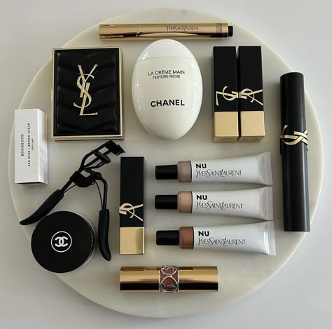 Chanel Beauty Products, Black Makeup Products, Luxury Makeup Aesthetic, Feminine Core, Perfume Ysl, Perfume Red, Ysl Makeup, Parfum Chanel, Chanel Perfume