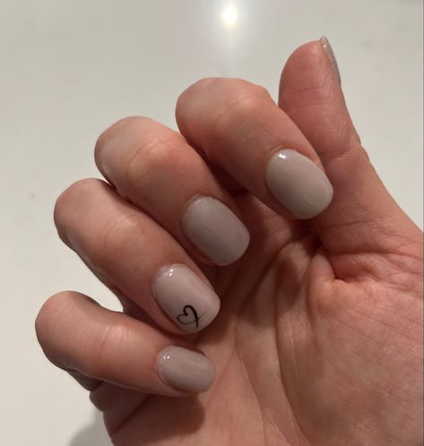 Tan nails with accent Beige Nails With Black Heart, Neutral Manicure With Accent Nail, White Manicure Ideas For Short Nails, Beige Nails With Heart, Neutral Nails With Black Design, Black And Beige Nails Design, Simple Nails With Accent Nail, Tan Heart Nails, Neutral Nails With Heart