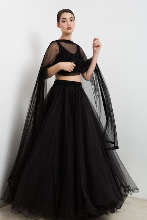 Black lehenga in tulle with an embroidered crop top Indian Bridesmaids, Black Lehenga, Indian Outfits Lehenga, Skirt Tulle, Lehnga Dress, Red Lehenga, Patiala Salwar, Indian Gowns Dresses, Indian Lehenga