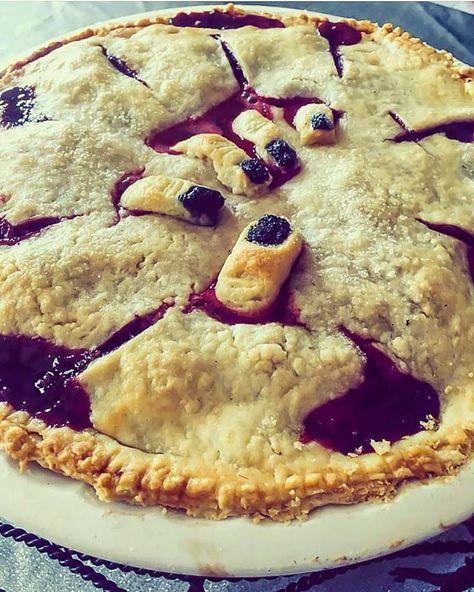 Halloween Berry Pie Halloween Decorations Party Food, Halloween Party Food Ideas, Recetas Halloween, Halloween Party Food, Halloween Decor Diy, Spooky Food, Halloween Fest, Halloween Food Treats, Party Food Ideas