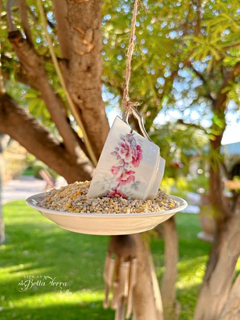 How to Upcycle a Teacup for a DIY Bird Feeder | Life at Bella Terra Diy Ferris Wheel, Cup Bird Feeders, Teacup Bird Feeder Diy, Yea Cup, Bird Feeder Diy, Teacup Bird Feeder, Tea Cup Bird Feeder, Diy Bird Feeder, Diy Birds