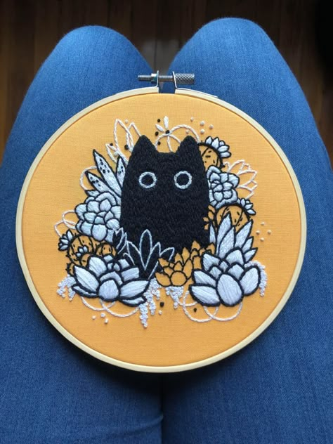 black cat + plant friends 🌵🌸 original art by Casey Uhelski (@miskiart on Twitter) : Embroidery Black Cat Embroidery Simple, Cat Embroidery Simple, Embroidery Pokemon, Edgy Embroidery, Witchy Embroidery, Quirky Embroidery, Plant Friends, Anime Embroidery, Pola Sulam