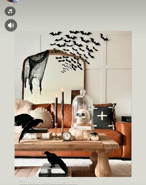 Diy Halloween Home Decor, Halloween Living Room, Classy Halloween Decor, Table Halloween, Minimalist Halloween, Classy Halloween, Boho Halloween, Creepy Halloween Decorations, Farmhouse Halloween