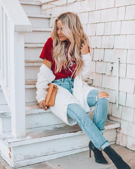 Jenn Jackson on Instagram: “All the Holiday vibes with the coziest cardi and a pop of red! 🎄❤️ We are going to Manhattan Beach for the Christmas fireworks tomorrow…” Free People Bonfire Cardigan, Bella Dahl, Street Portrait, Manhattan Beach, Street Style Winter, Personal Stylist, Everyday Look, Work Outfit, Mom Jeans