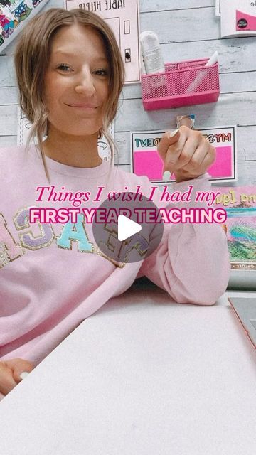 Lauren 👋🏽 LoLo Loves Learning on Instagram: "Things I wish I had my first year teaching ⬇️⬇️⬇️ 1. Small group caddy and teaching caddy! So helpful to have all my stuff in whatever spot it’s needed 2. Teacher Toolbox - all of my small things would be in random spots in my rolling cart or desk so I love that most goes in here!  3. Slides Clicker - this has been a game changer with my lightbulb lab slides and other slides I use throughout the day! I also let students use it and it’s super engaging! 4. Clip on Timer - so helpful for transitions or work time! Students know when it goes off they should be ready for the next thing 5. Classroom Lost and Found - I would find so many random materials or things and didn’t know where to put them! This solves that! 6. Ask Three Before Me Headband - t 3 Drawer Organizer Classroom, Lost And Found Classroom, Teacher Desk Decorations Ideas, Classroom Lost And Found, Teacher Cart Ideas, Teacher Caddy, Teacher Desk Setup, Three Before Me, Teacher Gadgets