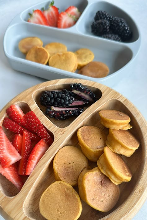 Feeding Tiny Bellies Dinner, Fun Toddler Breakfast Ideas, Pumpkin Baby Food Recipes, Baby Pumpkin Pancakes, Pumpkin Pancakes For Baby, Blw Pancakes, Pumpkin Banana Pancakes, Banana Pancake Bites, Tiny Bellies