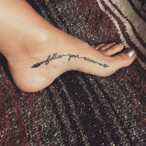 Follow Your Arrow Tattoo Arrow Tattoo Arm, Feather Arrow Tattoo, Crossed Arrow Tattoos, Arrow Tattoo Finger, Arrow Tattoos For Women, Tattoo Arrow, Cute Foot Tattoos, Small Arrow Tattoos, Follow Your Arrow