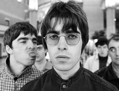 Oasis' Noel Gallagher sticks tongue out at brother LIam Oasis Brothers, Liam Gallagher 90s, Noel And Liam Gallagher, Oasis Live Forever, 90s Britpop, Liam Oasis, Oasis Album, Oasis Music, Oasis Live