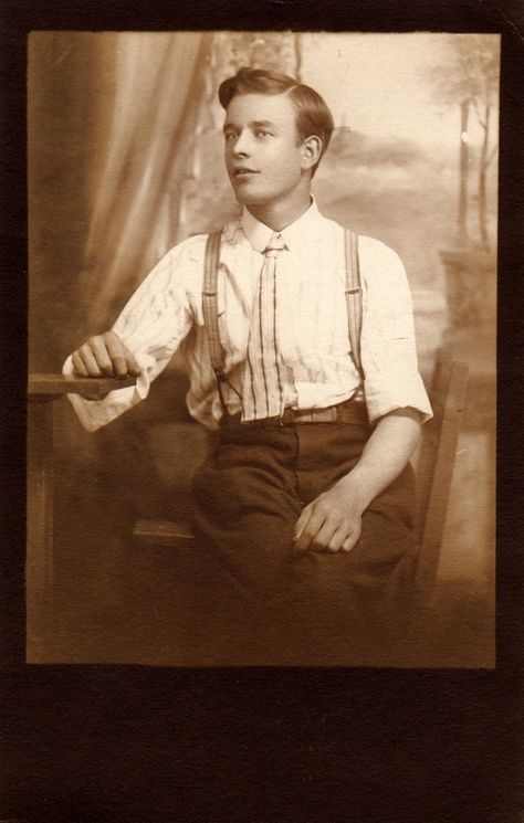 Portrait of young man, 1910 #vintage 1910 Aesthetic, 1910s Aesthetic, Music Man Costumes, 1920s Photos, Paris 1900, 1910s Fashion, Common People, Marcel Proust, Photo Postcard