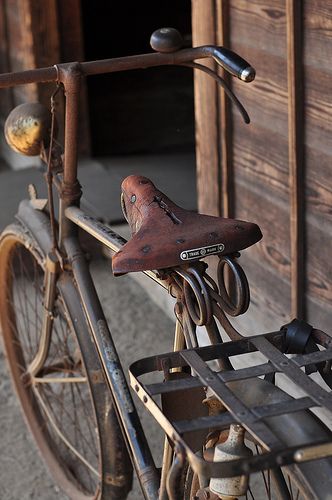 . Velo Vintage, Old Bicycle, I Want To Ride My Bicycle, Beautiful Bike, Old Bikes, Vintage Bike, Rusty Metal, Vintage Bicycles, Vintage Bikes