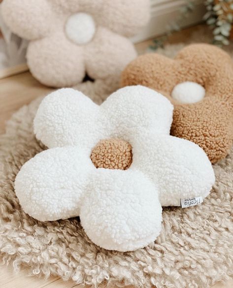 Daisy Pillow #flowerpillow #nurserydecoration #kidsroominspiration #kidsroom #livingroomdecor #creampillow #whitepillow #brownpillow #uniqecushion Teddy Pillow, Daisy Pillow, Daisy Pillows, Pillow Flower, Baby Wish List, Diy Crafts Love, Cute Pillow, Cream Pillows, Kids Room Inspiration