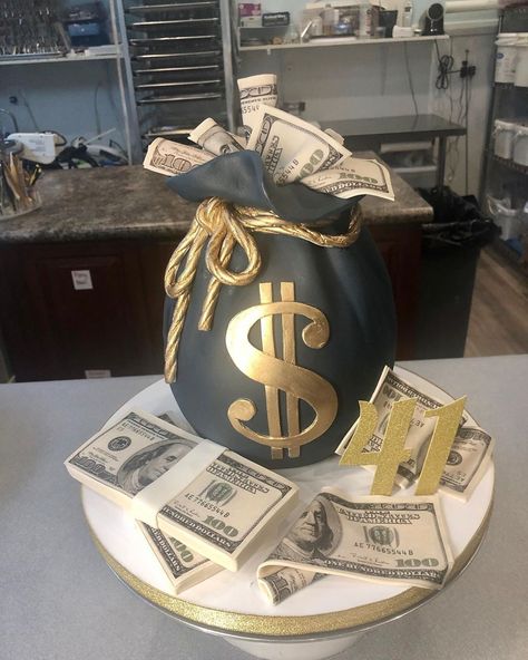 Money Bag Cake Tutorial, Money Cake Tutorial Step By Step, Money Birthday Cake For Men, Money Cake Ideas For Men, Money Theme Party Ideas, Money Cake Ideas, Money Bag Cake, Men Birthday Cakes, Alcohol Birthday Cake