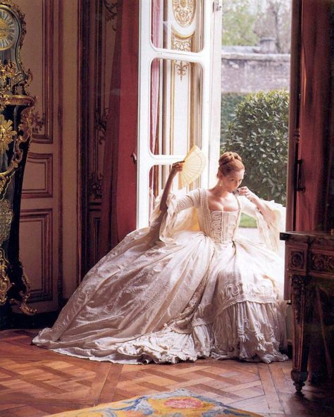 Tilda Swinton as ORLANDO, for Vogue, July 1993. Photographs by Karl Lagerfeld! Last chance in 🇬🇧 Era Victoria, Royal Core, Royal Aesthetic, Vogue Us, 18th Century Fashion, Tilda Swinton, Princess Aesthetic, Historical Costume, Historical Dresses