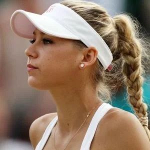 Anna Kournikova Biography, Age, Height, Weight, Family, Wiki & More Tennis Hairstyles, Tennis Hair, Graduation Hairstyles With Cap, Monica Seles, Female Surfers, Female Tennis, Girls Hairstyles Easy, Johan Cruyff, Andre Agassi