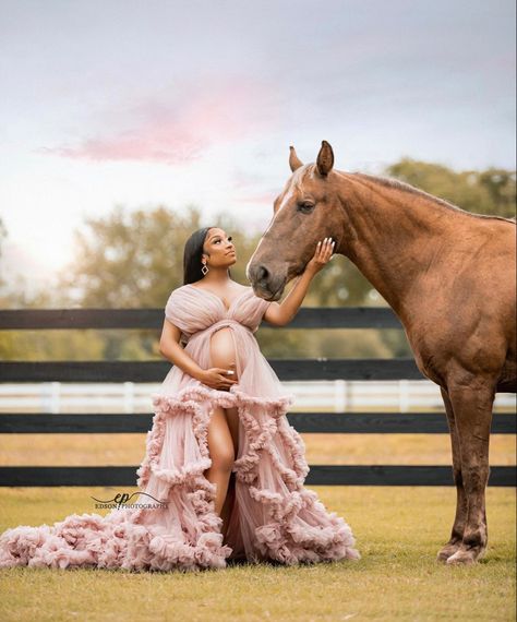 Maternity Shoot With Horse Black Women, Photos With Horses Photography, Maternity Photo With Horse, Maternity Photoshoot With Horse, Horse Pregnancy Photoshoot, Cow Maternity Pictures, Maternity Photography Horses, Maternity Photo Shoot With Horses, Maternity Photography With Horses