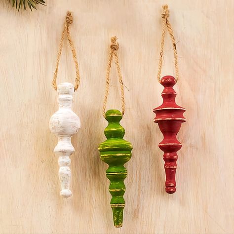 Spindle Ornaments, Spindle Ideas, Quilt Business, Wood Spindles, Spindle Crafts, Scrap Crafts, Stair Spindles, Christmas Beads, Farm Christmas