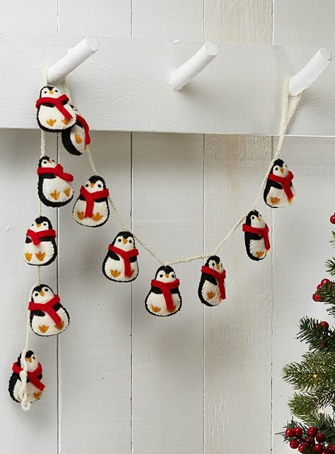 Christmas Decor Ideas 2023, Felt Ornaments Diy, Diy Felt Christmas Ornaments, Decor Ideas For Living Room, Felt Crafts Christmas, Decorative Vases, Felt Christmas Decorations, Ideas For Living Room, Felt Garland