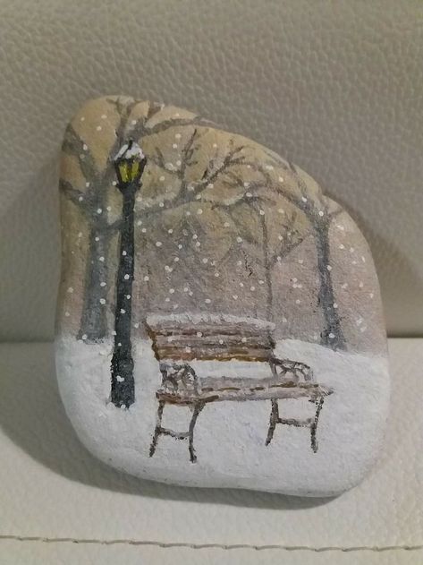 Christmas Pebble Art, Rock Painting Tutorial, Painted Rock Animals, Stone Art Painting, Christmas Rock, Painted Rocks Craft, Painted Rocks Diy, Rock Painting Patterns, Hand Painted Stones