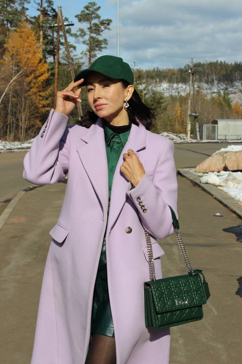 Lilac coat, lilac, green, baseball cap, loafers, stylish look, street style Lilac Jacket Outfit, Lilac Coat Outfit, Pisces Style, Emerald Green Outfit, Lilac Coat, Green Baseball Cap, Color Combos Outfit, Pad Bag, 2024 Style