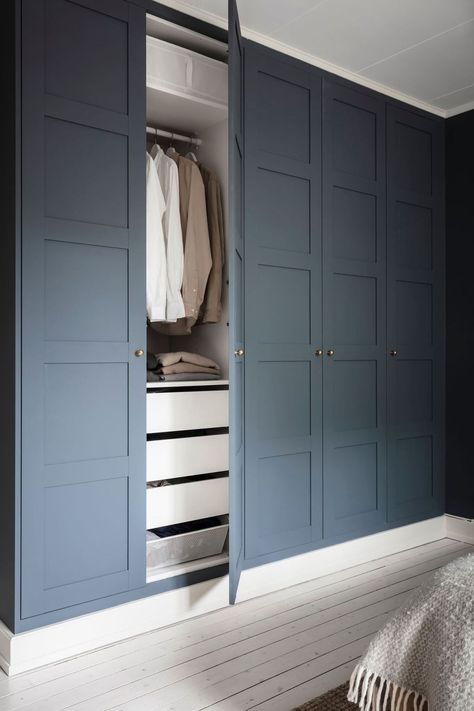 Modern Built In Wardrobe, Sliding Wardrobe Design Modern, Bedroom Joinery, Sliding Doors Wardrobe, Fitted Wardrobes Bedroom, Bedroom Ikea, Statement Walls, Sliding Door Wardrobe Designs, Wardrobe Wall