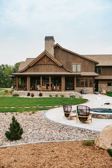 2021 Virtual Luxury Home Tour: Mark D. Williams Custom Homes - Midwest Home Montana Ranch House, Montana Lodge, Modern Ranch Style Homes, Lodge Exterior, Modern Prairie Home, Lodge Aesthetic, Lodge Style Home, Midwest Home, Timber Home