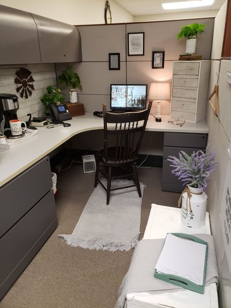 Desk Setup Cubicle, Small Office Cubicle Ideas, Cubical Rug, Cubical Inspiration, Desk Job Decor Office Cubicles, Small Office Cubicle Decor, Office Cube Decor, Office Ideas Cubicle, Cubicle Decor Office Men