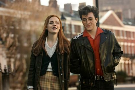 Harry And James Potter, The Mauraders Aesthetic, Wolfstar Fancast, Lily Evans And James Potter, Harry Potter Fancast, James And Lily, Stile Harry Potter, Lily Potter, Going For A Walk