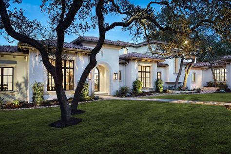 Modern Spanish Style Homes Exterior, Modern Spanish House Exterior, Spanish Ranch Style Homes, Modern Hacienda Style Homes, Jauregui Architects, Spanish House Exterior, Spanish Style Home Exterior, Modern Spanish Style Homes, Santa Barbara Style Homes