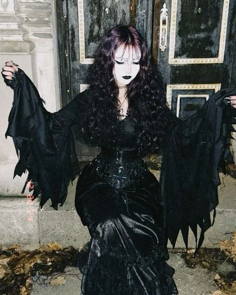 Goth Fancy Dress, Gothic Style Women, Goth Birthday Dress, 80s Goth Fashion Outfits, Aesthetic Vampire Outfit, Goth Outfits Trad, Trad Goth Fits, Goth Thrifting, Gothic Y2k Outfits