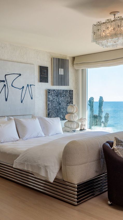 Malibu Beach House Bedroom, Beach Hotel Room Design, Modern Beach Apartment, Malibu Beach House Interiors, Malibu Decor, Malibu Homes Interiors, Malibu Bedroom, Luxury Beach House Interior, Sleeping Ideas