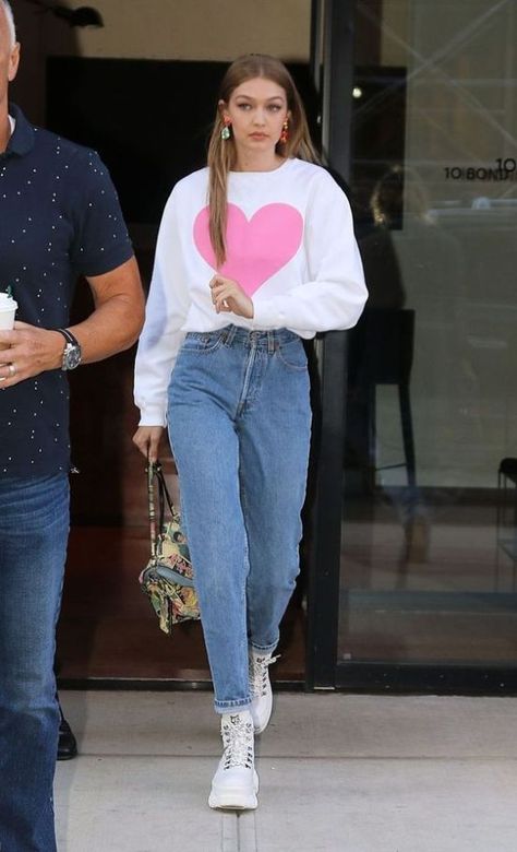 10 Gigi Hadid Outfits That You Need To Steal - Society19 Gigi Hadid Jeans Outfit, Gigi Outfits, جيجي حديد, Gigi Hadid Street Style, Gigi Style, Gigi Hadid Outfits, Gigi Hadid Style, Hadid Sisters, Hadid Style