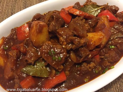 Beef Mechado is made by stewing meat in tomato sauce with potatoes, carrots and bell pepper. It is similar to Kaldereta or Afritada bec... Machado Filipino Food, Filipino Beef Machado, Beef Afritada Recipe Filipino Food, Beef Menudo Recipe Filipino, Mechado Recipe Filipino Food, Beef Mechado Filipino, Beef Mechado Recipe, Beef Kaldereta Recipe, Beef Recipe Filipino