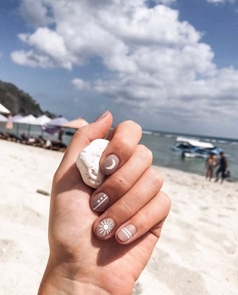 Nails With The Moon, Simple Sun Nail Art, Boho White Nails, Bali Nail Art, Minimalist Beach Nails, Boho Beach Nails, Boho Short Nails, Sun Nails Design Summer, Boho Nail Design