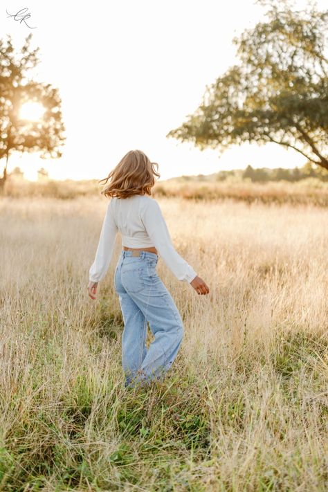 Tessa’s Rhode Island senior photos during sunrise are a dream! The lighting, her senior photo outfits, and those senior photo poses came together for stunning outdoor senior pictures. I love being a New England senior photographer and capturing shoots like this. See more on the blog! Senior Photos Outside, Senior Picture Ideas Water, Indoor Senior Pictures, Boho Senior Pictures, Spring Senior Pictures Outfits, Cap And Gown Picture Ideas, Field Senior Photos, Field Senior Pictures, Spring Senior Pictures