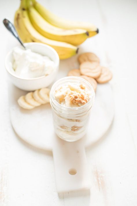 Sweet & creamy skinny banana pudding made with 6 ingredients. This skinny banana pudding is made with greek yogurt, sweetened whipped cream layered with the cookie of your choice and fresh sliced bananas, of course! Bananas Pudding, Greek Yogurt Whipped Cream, Healthy Banana Pudding, Greek Yogurt Dessert, Whipped Yogurt, Banana Cream Pudding, Boxed Mac And Cheese, Yogurt Dessert, Stovetop Mac And Cheese