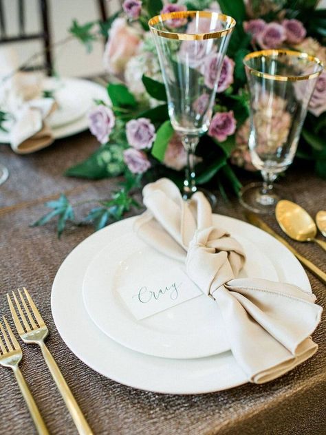 Wedding Napkin Folding, Wedding Table Placement, Cheap Wedding Table Centerpieces, Rustic Wedding Details, Winter Wedding Table, Rustic Winter Wedding, Wedding Tablecloths, Wedding Floral Centerpieces, Wedding Place Settings