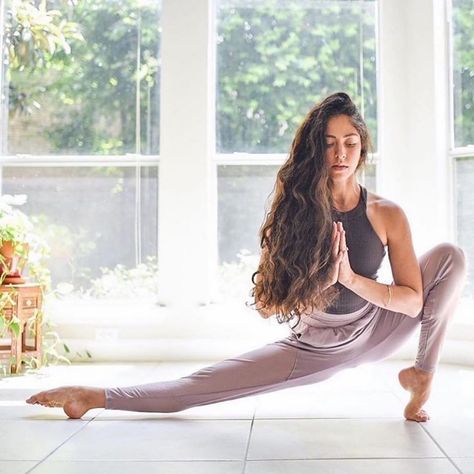 Yoga Foto's, Photo Yoga, Woman Doing Yoga, Yoga Poses Photography, Yoga Photoshoot, Beautiful Yoga Poses, Sport Model, Yoga Inspo, Yoga Pictures