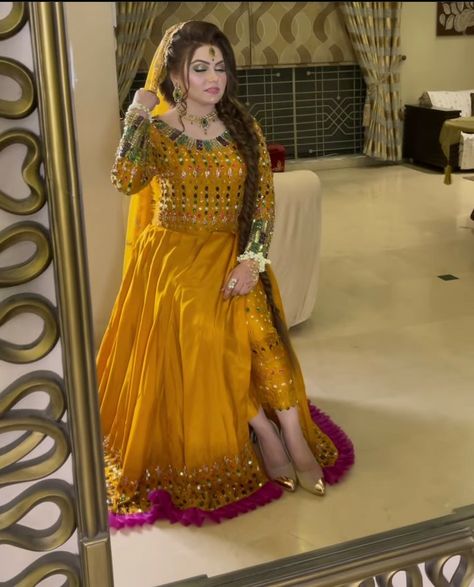 Mehandi outfit Mehndi Bride Outfit, Mehndi Dress Ideas, Mehandi Outfit Ideas, Mehndi Dress Designs, Mayon Dress, Mehendi Brides, Nikah Ideas, Shadi Decor, Bridal Dresses 2022