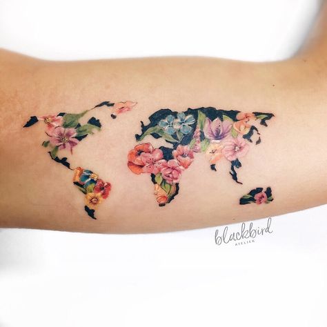 Floral world map tattoo on the left bicep World Map Tattoos, Wanderlust Tattoo, Hamsa Tattoo, Map Tattoos, Inspiration Tattoos, Geniale Tattoos, Pretty Tattoos For Women, Little Tattoos, Travel Tattoo