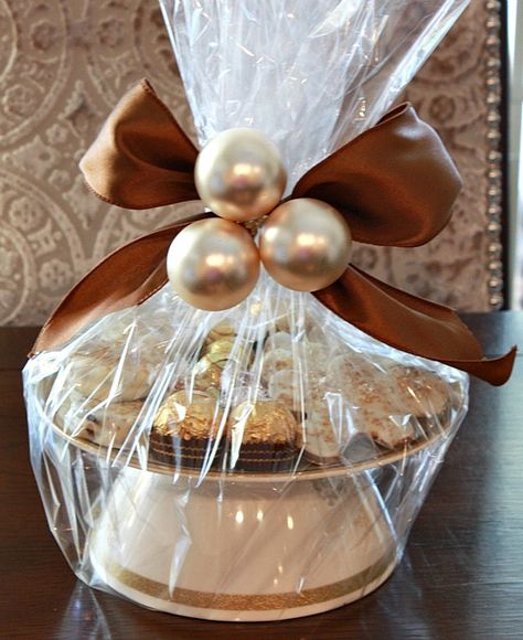 DIY Cookie/Cake Stand for baked gifts by Gluing a Melamine Plate and Bowl Together {The Creativity Exchange} Cake Stand Gift Basket, Bowl Gift Wrapping Ideas, Bowl Wrapping Ideas, How To Wrap A Bowl As A Gift, Diy Cookie Cake, The Creativity Exchange, Baked Gifts, Packaging Idea, Cookie Container