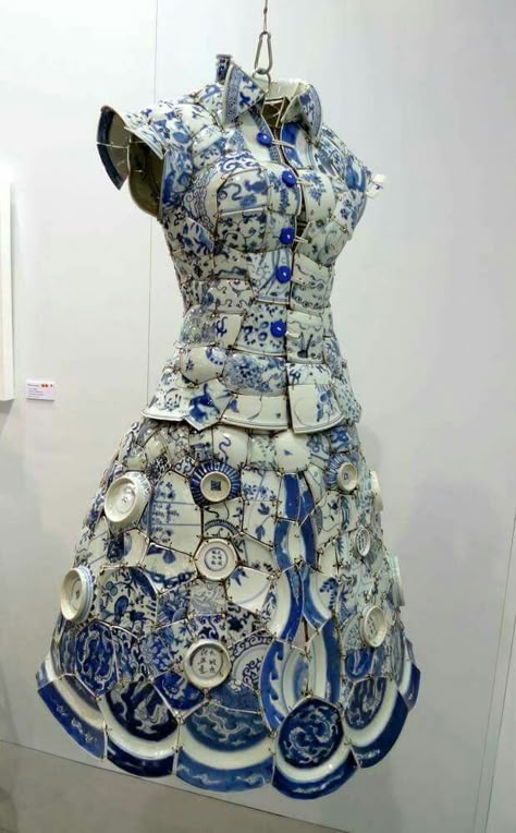 Porcelain Sculpture by Li Xiaofeng Art Mannequin, Porcelain Dress, Mosaic Dress, Mannequin Art, Blue Willow, Mosaic Art, Wearable Art, Victorian Dress, Mosaic