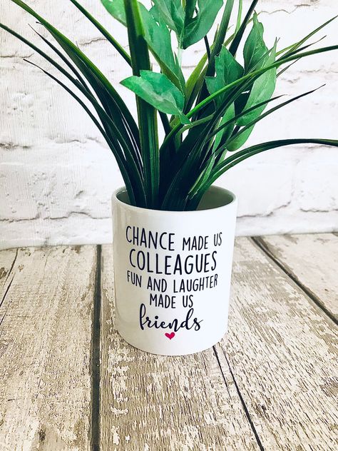 Planting Mums, Gifts Forbest Friend, Plant Pot Design, Moving Gift, Funny Gifts For Friends, First Home Gifts, Cactus Pot, White Birthday, Moving Gifts