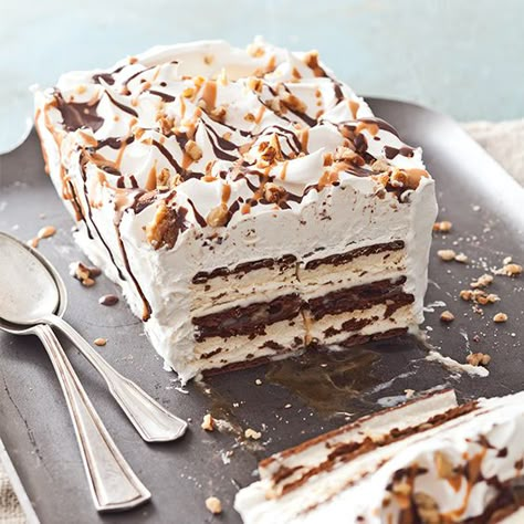 This Turtle Ice Cream Sandwich Cake is a cool and creamy combination of caramel, chocolate, and chopped pecans. Save Recipe Print Turtle Ice Cream Sandwich Cake Ice Cream Sandwich Cake Recipe, Ice Cream Sandwich Dessert, Turtle Ice Cream, Sandwich Torte, Cream Sandwich Cake, Cake Sandwich, Ice Cream Sandwich Cake, Weight Watcher Desserts, Cream Cake Recipe